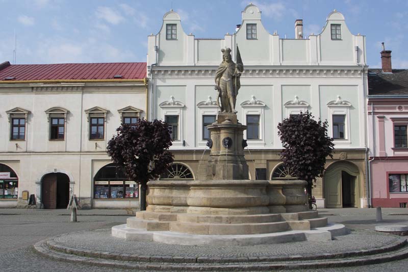 6. Kašna se sochou sv. Václava na náměstí v Tovačově