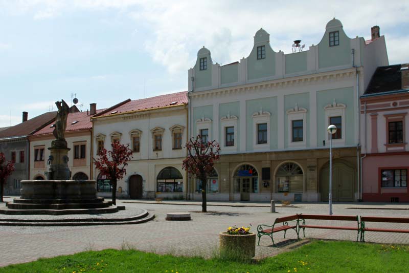 5.Náměstí v Tovačově s budovou radnice