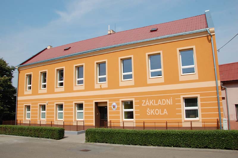 Opravená budova ZŠ Polkovice